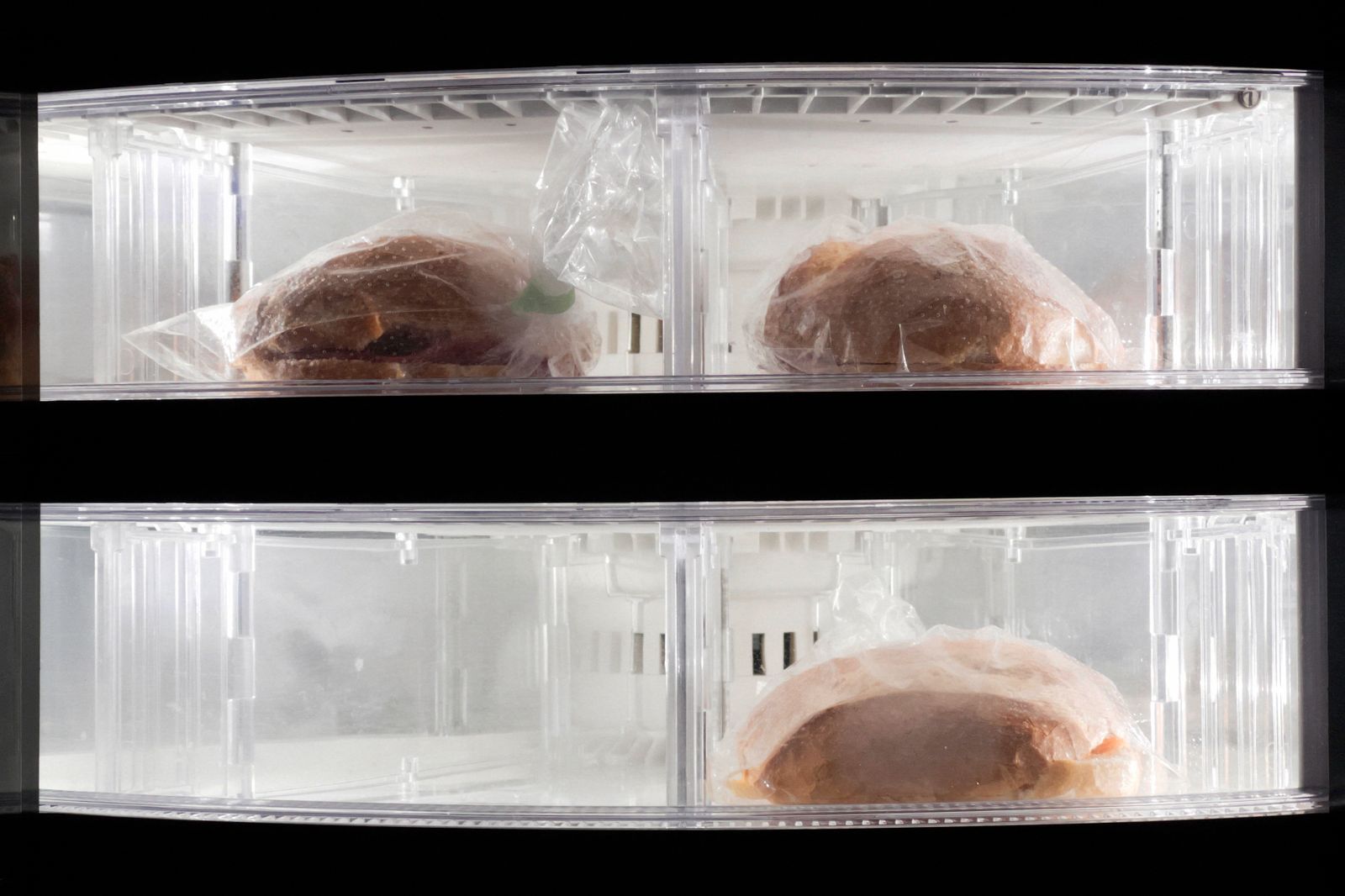 ラップで包んだ食品を冷蔵庫で保存している様子