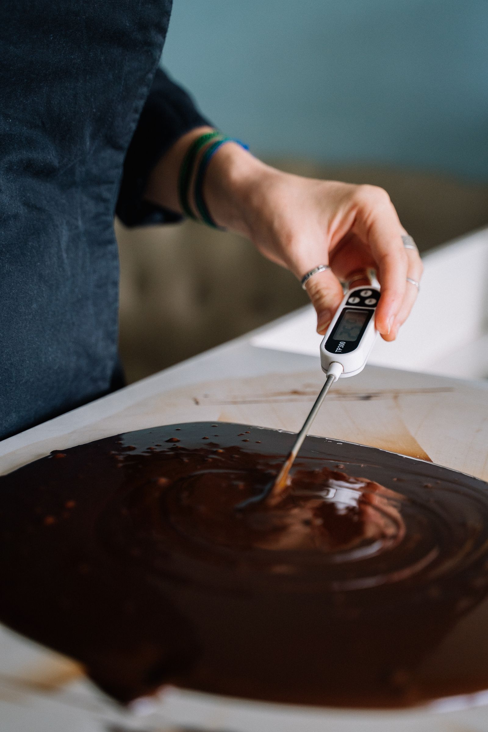 溶かしたチョコレートの温度を計る様子